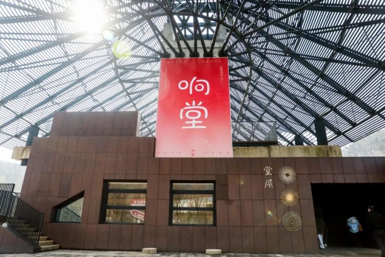 42米巨屏裏的江北