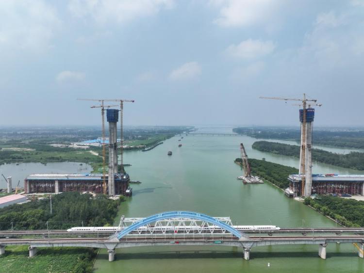 滬渝蓉高鐵跨京杭運河斜拉橋主塔封頂_fororder_20250807_091706_001