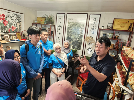 江蘇農牧科技職業學院外國學子走近泰州篆刻_fororder_圖片14