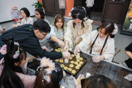 留學生共慶中秋 鹽城市博物館搭建“雙節”國際文化交流新橋梁_fororder_IMG_9399
