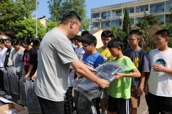 東臺市五烈鎮愛心企業主夏巍看望慰問暑托班青少年學生_fororder_圖片 1