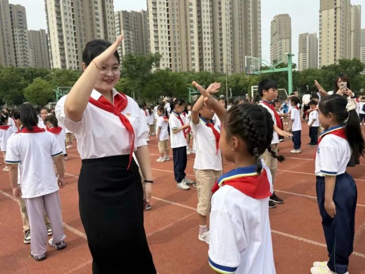 牢記黨的教導 爭做強國少年 南信大附小舉行2025年新隊員入隊儀式_fororder_640