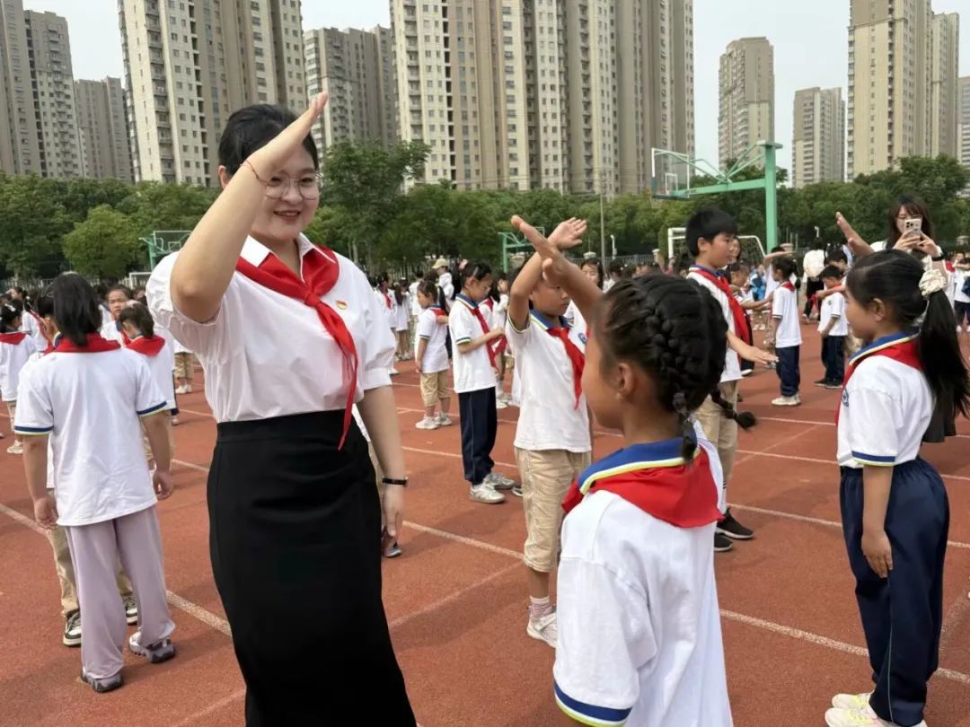 牢記黨的教導 爭做強國少年 南信大附小舉行2025年新隊員入隊儀式_fororder_640