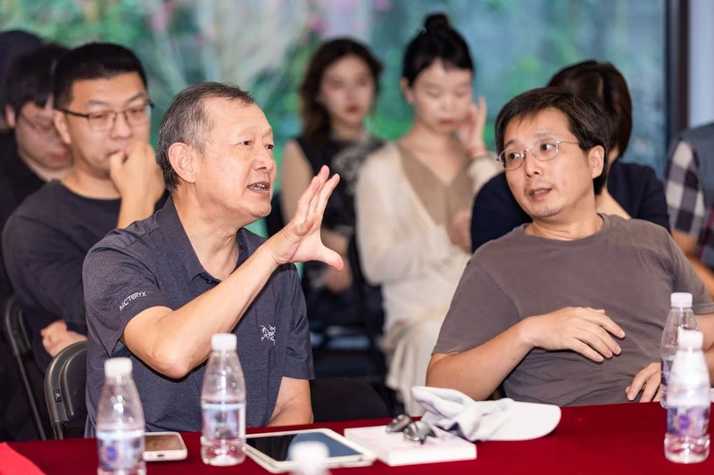 魏沁個展《曼麗紅——綺花如夢·沁水凝香》開幕