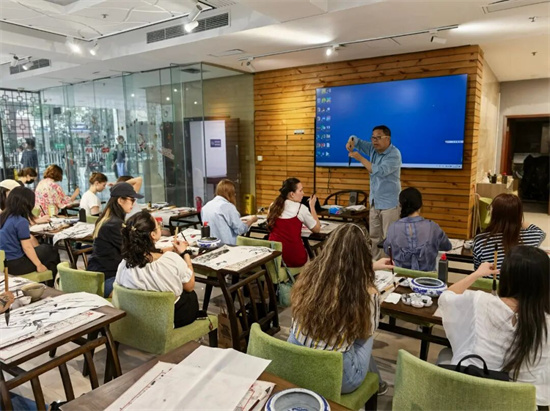 江蘇省中國畫學會藝術家顧光明為南大留學生講授中國畫_fororder_640 (2)