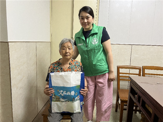 鹽城亭湖區燕舞康養送清涼 入戶關懷暖人心_fororder_圖片10
