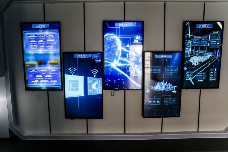 42米巨屏裏的江北