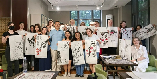 江蘇省中國畫學會藝術家顧光明為南大留學生講授中國畫_fororder_640