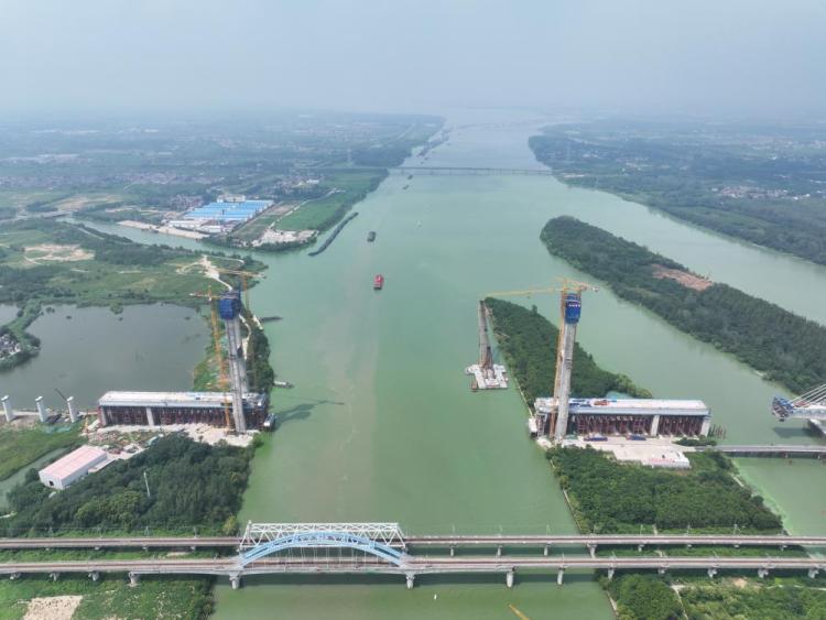 滬渝蓉高鐵跨京杭運河斜拉橋主塔封頂_fororder_20250807_091706_003