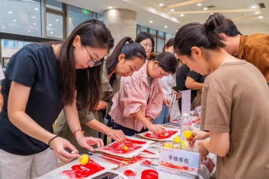 泰州海陵工業園區舉辦：“青春向祖國 巧手獻祝福”樓宇團建活動_fororder_圖片 1