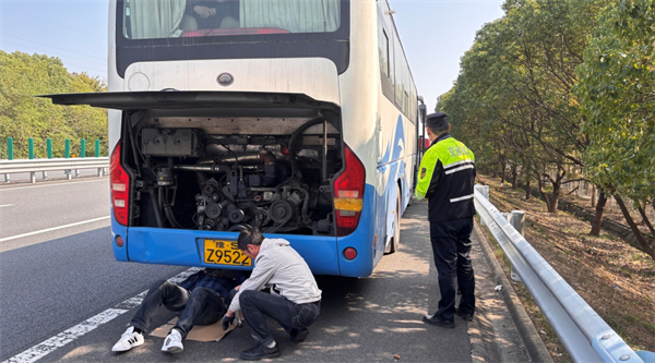 江蘇省交通綜合執法局沿江支隊第四大隊溫心服務拋錨大客車獲好評_fororder_19