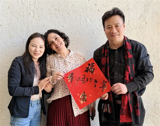 墨彩同輝 美美與共——翟優應邀走進墨西哥國立繪畫雕塑及版畫學校開展中國畫講學_fororder_640 (2)