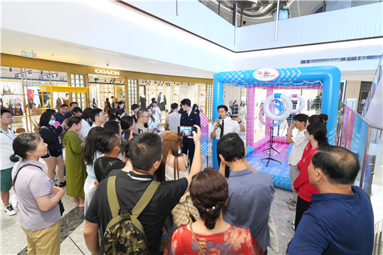科技與商業深度融合 “飛躍創新航空展”揭幕南京ifc商場一週年慶典_fororder_圖片6