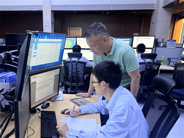 285萬人次！東航江蘇暑運旅客運輸量、平均客座率、航班量均創歷史新高_fororder_江蘇ACC大廳處置颱風.JPG