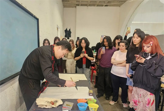 墨彩同輝 美美與共——翟優應邀走進墨西哥國立繪畫雕塑及版畫學校開展中國畫講學_fororder_640 (1)