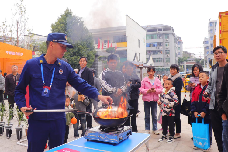 贛州寧都消防巧借贛南臍橙國際博覽會開展消防宣傳進集會“兩個一”活動