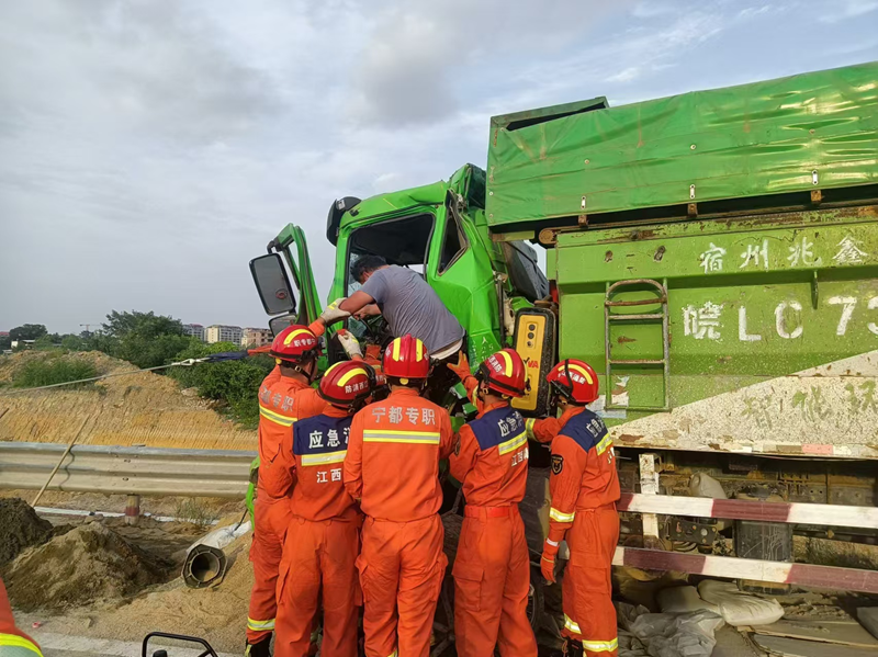 貨車追尾剮蹭護欄 贛州寧都縣消防救援大隊緊急救援_fororder_圖片12