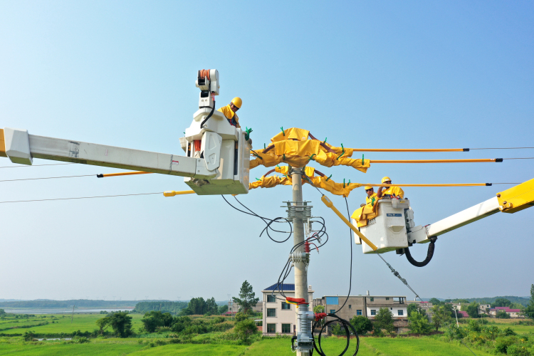 江西進賢：帶電作業讓64.79萬用戶享受“無感”電力升級_fororder_1
