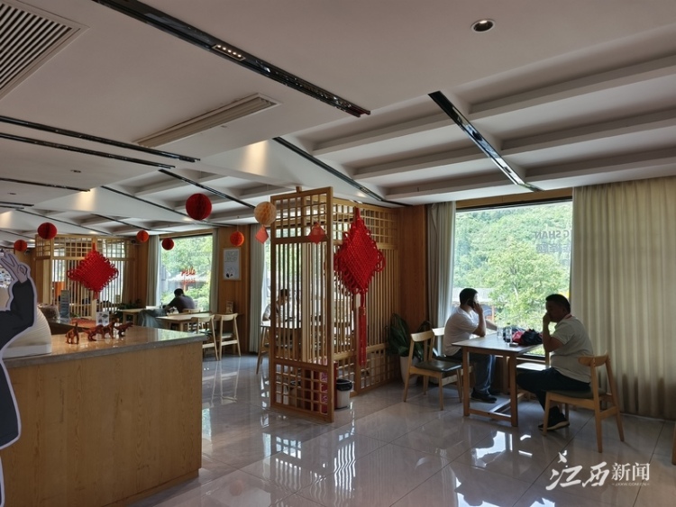 撿瓶子也能兌換獎品！廣西大學生“特種兵” 夜爬武功山獲“環保先鋒”稱號