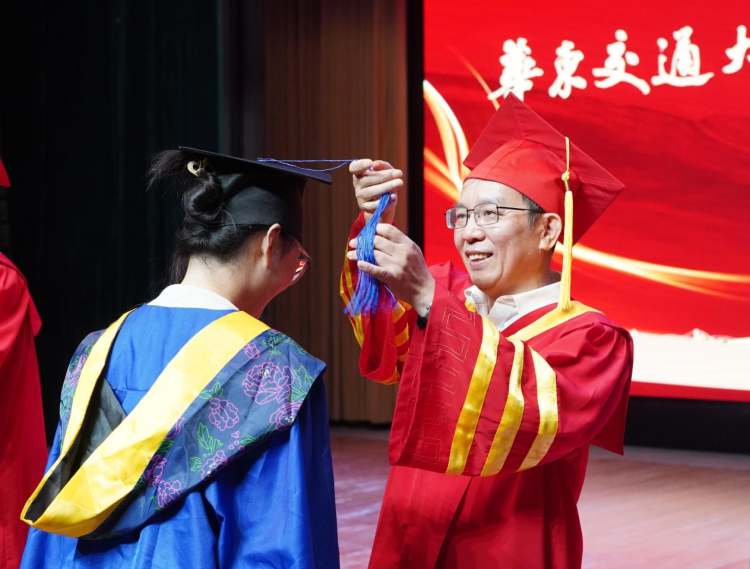 在知我、忘我、有我中實現人生價值 華東交通大學舉行2025年畢業典禮暨學位授予儀式_fororder_圖片4