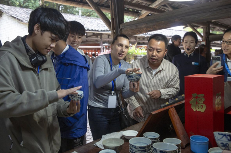 景德鎮學院舉辦2025“絲路匠心·文明互鑒”國際青年陶瓷文化研修營_fororder_圖片7