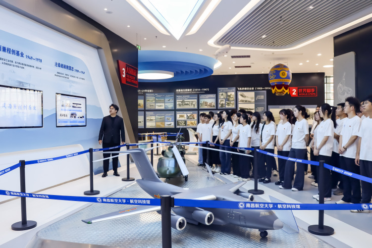 “最後一堂黨課”：南昌航空大學為畢業生黨員啟新程注入紅色動能_fororder_微信圖片_20250612092523