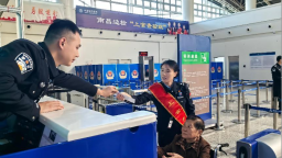 九九重陽暖 國門敬老情——南昌邊檢站以“定制化護航”書寫國門溫度​