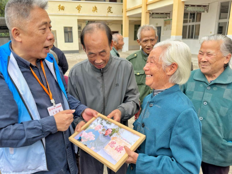 江西上猶：31對金婚夫婦重陽圓夢 半世紀相守定格幸福瞬間_fororder_圖片4