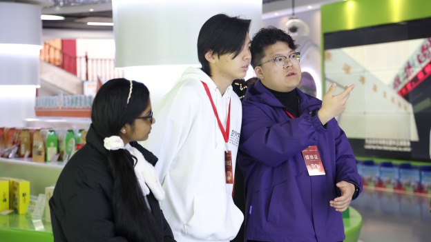 富硒大棚裏的“新長征”——中外青年見證潭頭村振興路