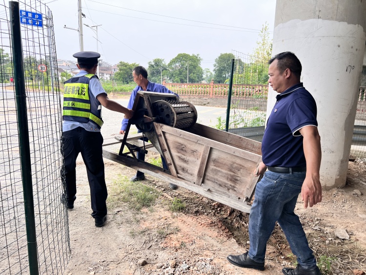 江西省交通運輸執法局一支隊七大隊：重拳出擊 路域環境整治顯成效_fororder_執法人員聯合養護單位清理橋下堆積物 (1)