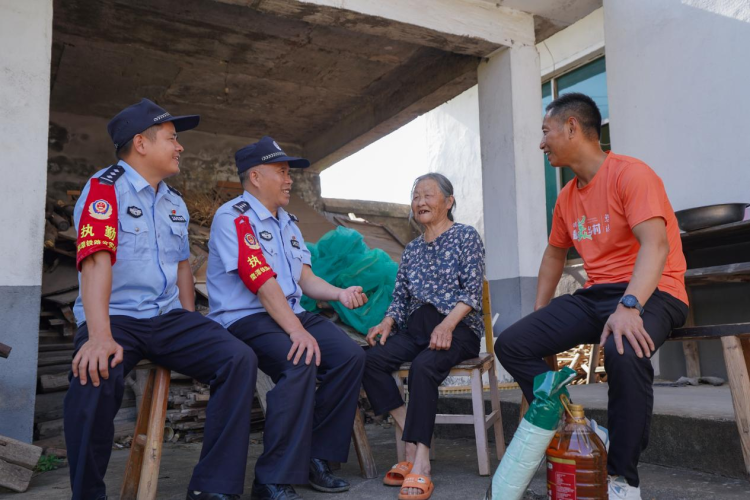 尋找最美線路民警：王堅的三十載護路人生_fororder_圖片14