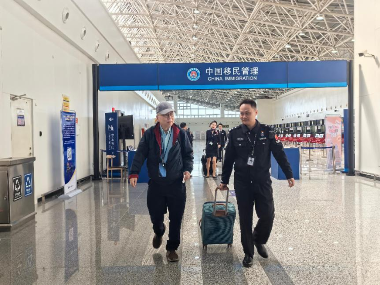 九九重陽暖 國門敬老情——南昌邊檢站以“定制化護航”書寫國門溫度​_fororder_圖片9