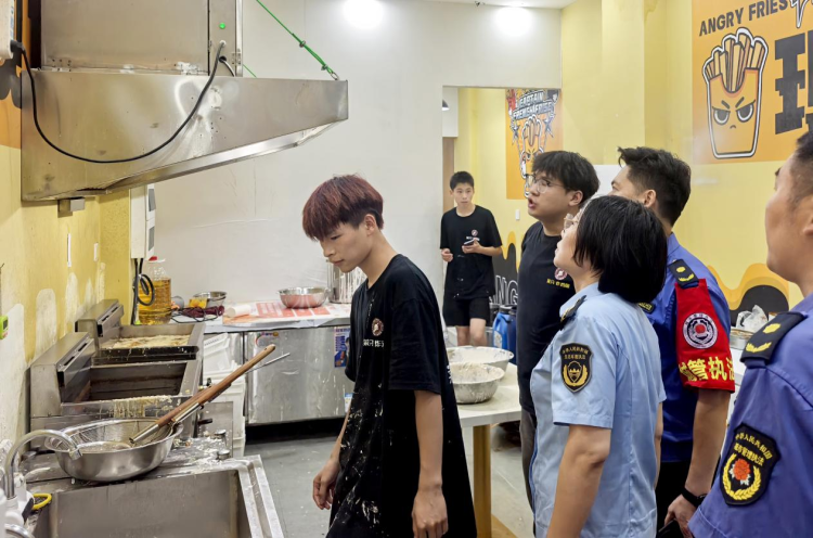 江西樂平：開展餐飲油煙整治 守護市民“清新”環境_fororder_圖片2