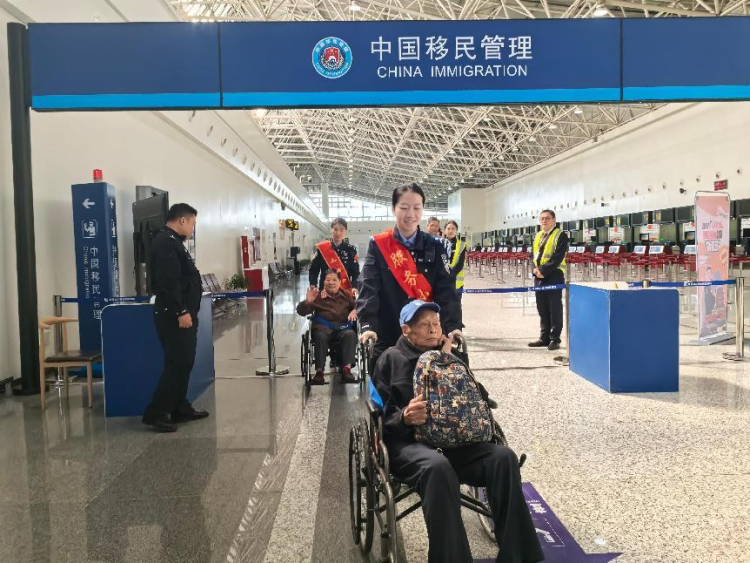 九九重陽暖 國門敬老情——南昌邊檢站以“定制化護航”書寫國門溫度​_fororder_圖片10