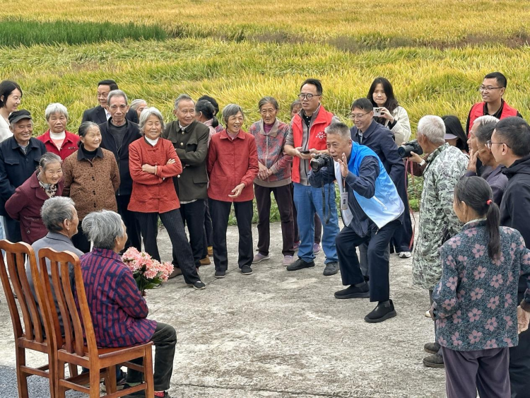 江西上猶：31對金婚夫婦重陽圓夢 半世紀相守定格幸福瞬間