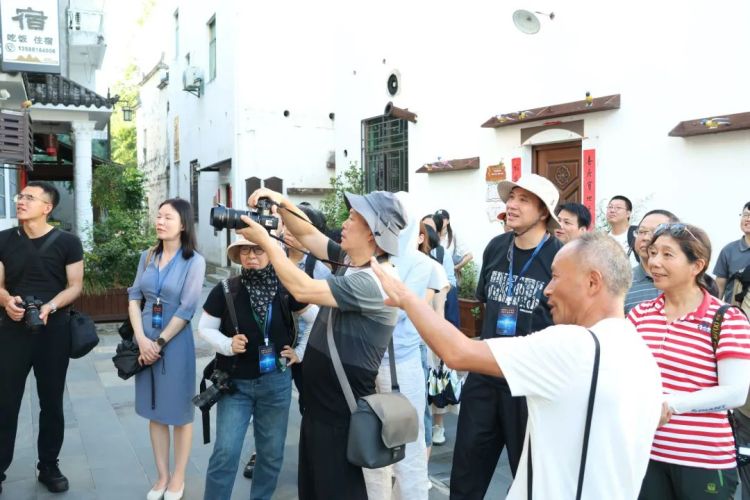 2025年全國網絡正能量攝影作品徵集采風活動在婺源舉行