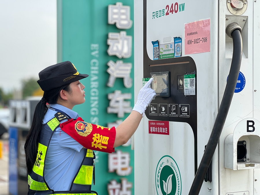 高速“她”防線:巾幗執法護航“雙節”假期出行路_fororder_微信圖片_20251001163829_57_125