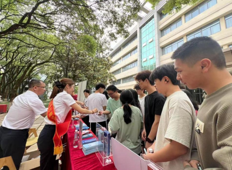 黨建領航聚合力 反詐築盾護校園——四支部聯建賦能校園反詐 華夏銀行南昌分行守護師生“錢袋子”_fororder_圖片12