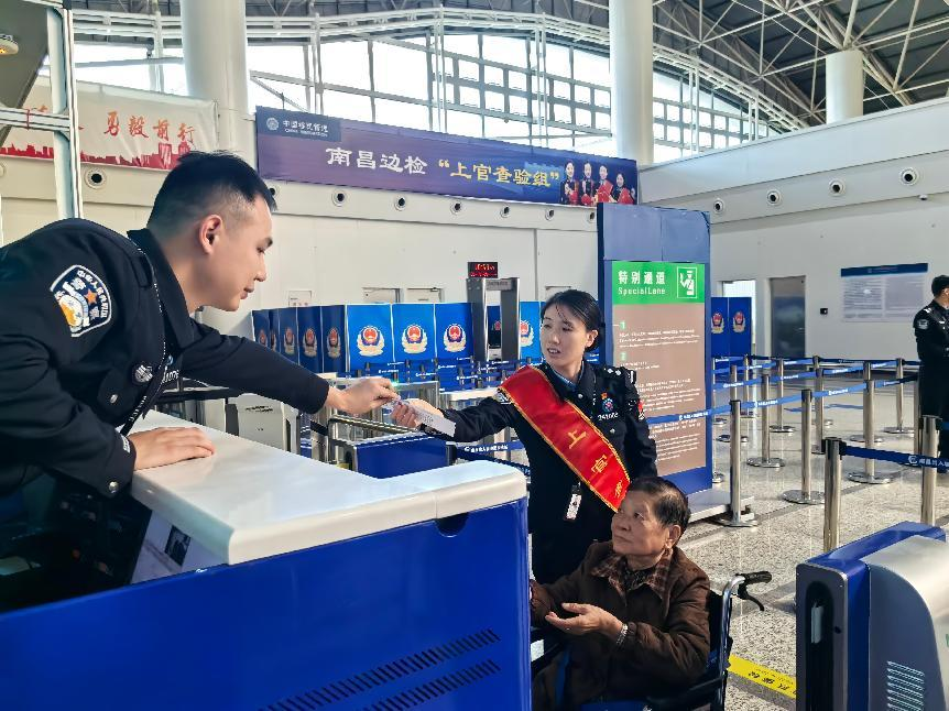 九九重陽暖 國門敬老情——南昌邊檢站以“定制化護航”書寫國門溫度_fororder_圖片11