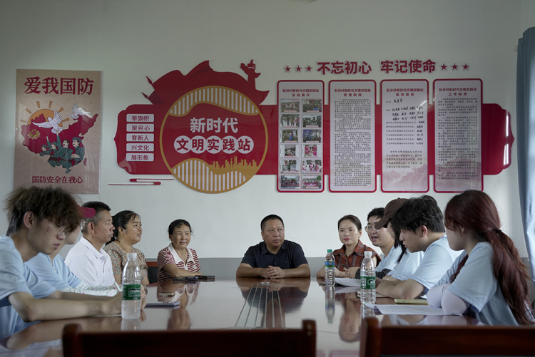 江西科技學院“見微知著”實踐隊解碼“一老一小”的幸福日常_fororder_圖2：”見微知著“實踐隊與彭汾村黨支部書記座談