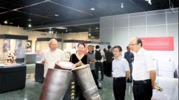 瓷映烽火照初心：抗戰勝利80週年陶瓷展裏的家國記憶與時代迴響