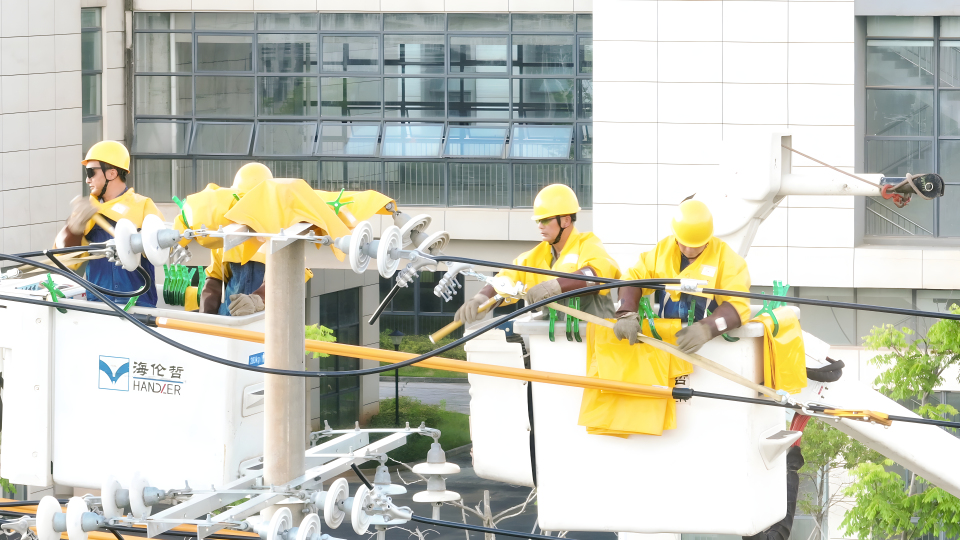 國網豐城市供電公司：帶電作業新嘗試 助企清涼度夏_fororder_微信圖片_20250703162000