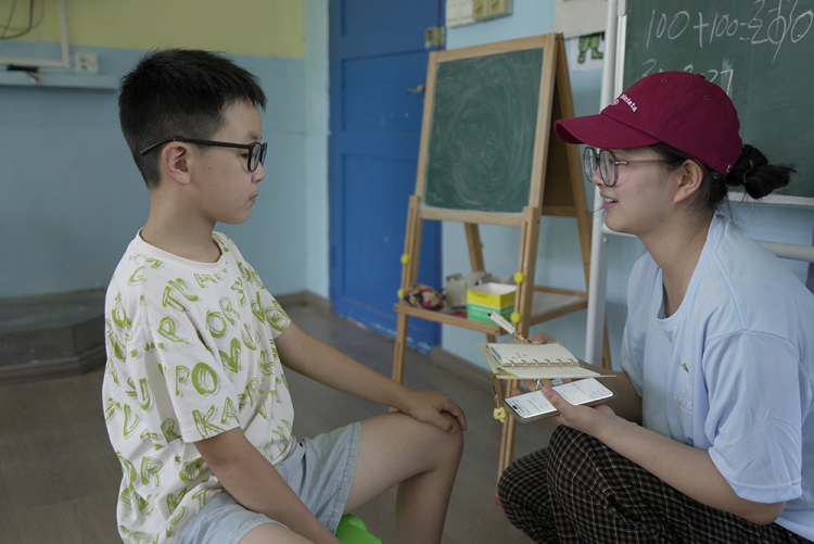 江西科技學院“見微知著”實踐隊解碼“一老一小”的幸福日常_fororder_圖5：”見微知著“實踐隊與小朋友交流
