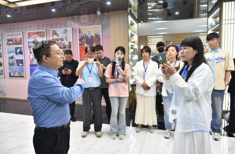 優質主播中國行江西站 走進全國最大的民辦公益圖書館
