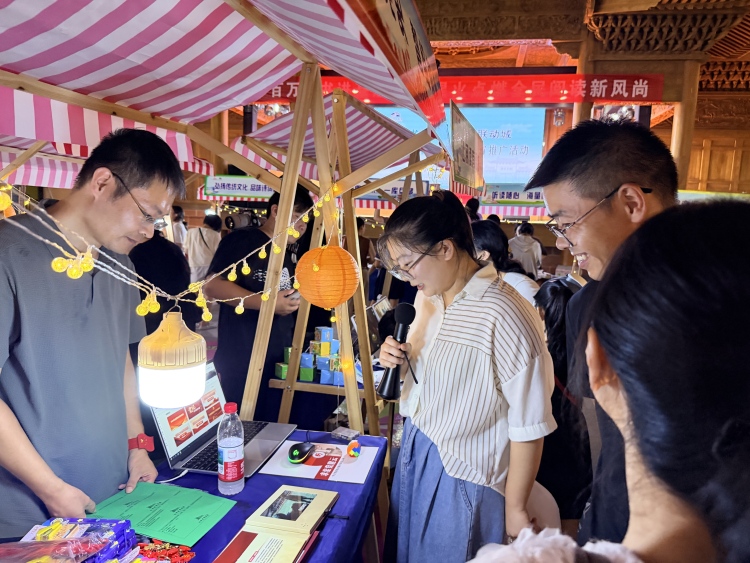 江西省圖書館百萬好書“走”進上饒街區_fororder_5