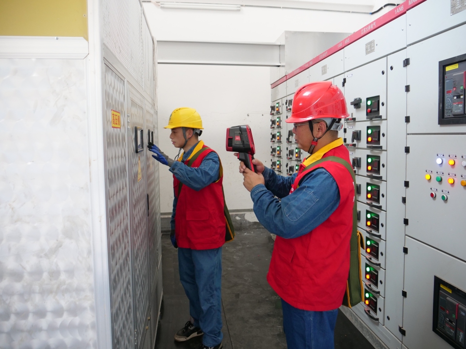 國網奉新縣供電公司：護航開學季 “電”亮新學期_fororder_對學校配電間進行隱患排查.JPG
