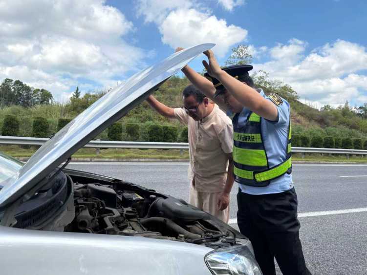 江西：車輛故障滯留應急車道 執法人員暖心救援解民憂_fororder_微信圖片_20250828121436