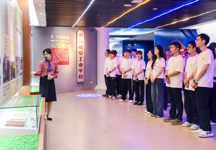 “最後一堂黨課”：南昌航空大學為畢業生黨員啟新程注入紅色動能_fororder_微信圖片_20250612092529