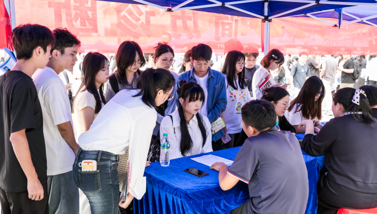 江西財經大學舉辦江西省2026屆高校畢業生“百校聯動·贛有未來”南昌片區財經類專場招聘會_fororder_圖片3