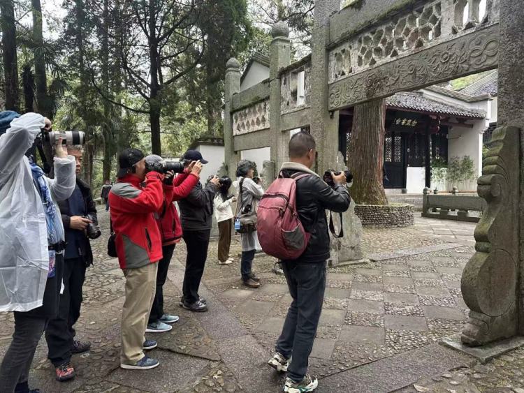以鏡頭為媒,共繪“天下悠”之境——“讓世界看見廬山”國際攝影采風活動側記